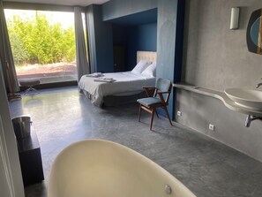 4 chambres, bureau, fer et planche à repasser, lit parapluie