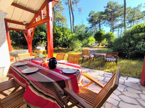 Outdoor dining - Charming Landes house in the heart of Piraillan, sleeps 9 (Lège-Cap-Ferret)