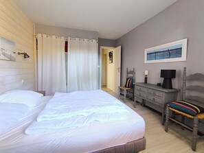 4 bedrooms, iron/ironing board, WiFi, bed sheets - Charming Landes house in the heart of Piraillan, sleeps 9  (Lège-Cap-Ferret)