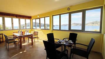 House (Holiday Home Katica - One Bedroom Hol) | Living room