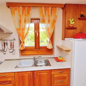 House (Holiday Home Katica - One Bedroom Hol) | Private kitchen