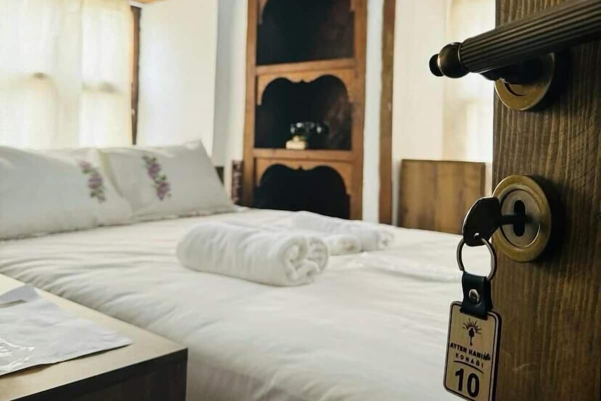 Quarto casal standard, vista para a cidade | Escrivaninha, Wi-Fi de cortesia