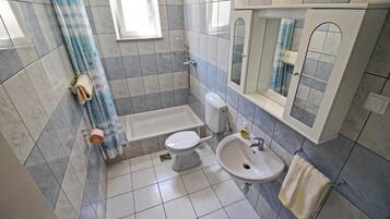 Apartamento (Apartments Radojković Lumbarda - Com) | Baño | Ducha y toallas
