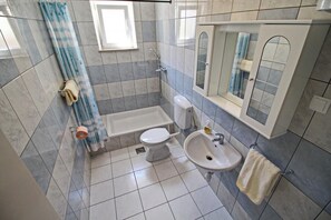 Apartment (Apartments Radojković Lumbarda - Com) | Bathroom | Shower, towels