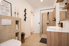Shower, hair dryer, towels