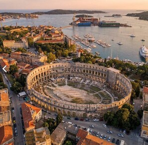 Aerial view - Apartment 150 m from Arena Colosseum (Pula)