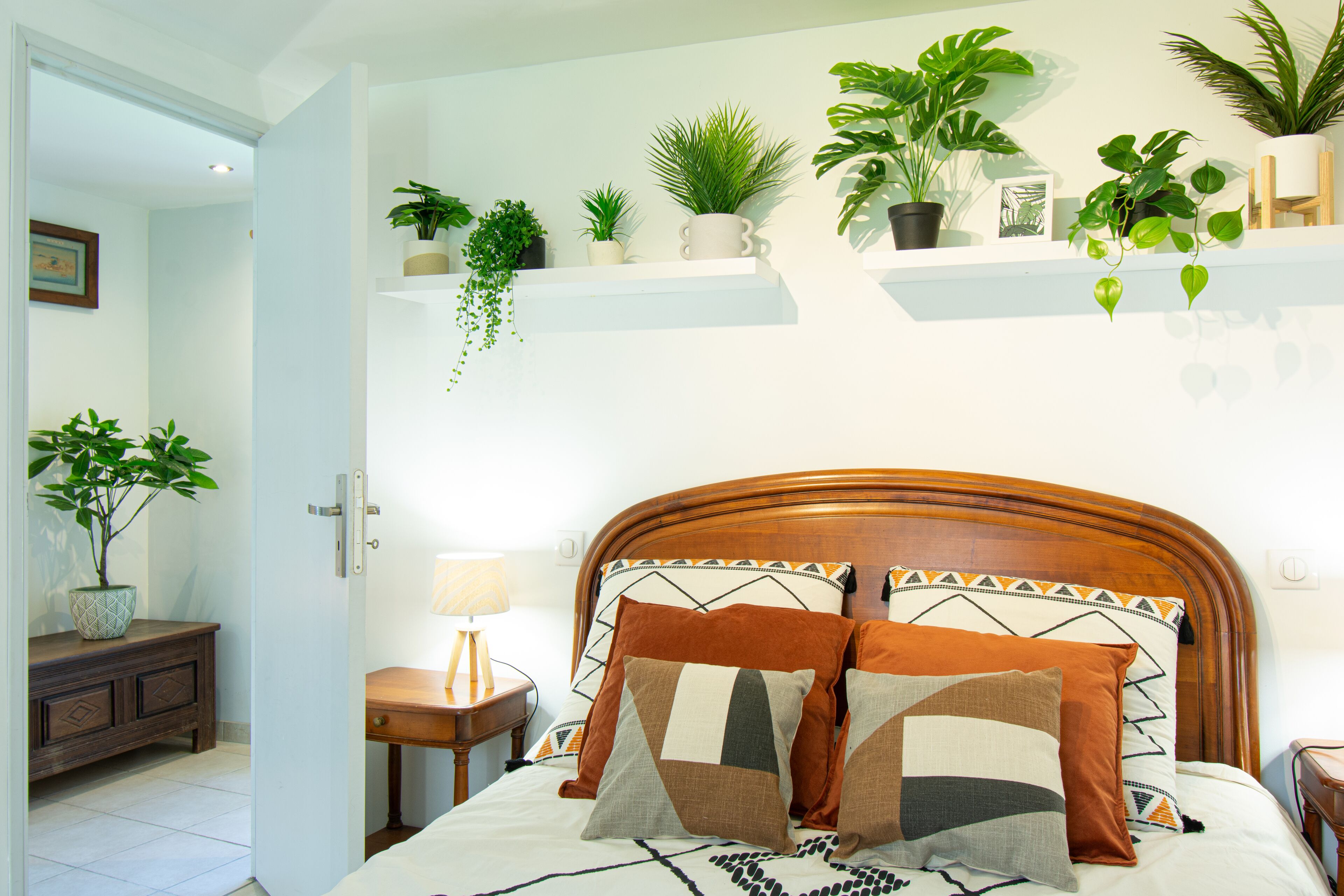 3 bedrooms, desk, iron/ironing board, travel crib