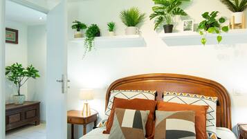 3 bedrooms, desk, iron/ironing board, travel crib