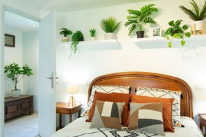 3 bedrooms, desk, iron/ironing board, travel crib