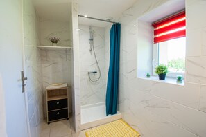 Douche, sèche-cheveux, serviettes fournies, papier toilette