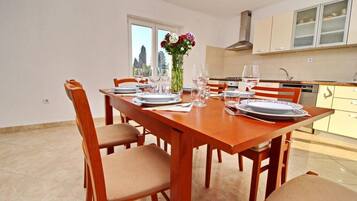 Apartment (Two Bedroom Apartment with Terrace an) | Dining room