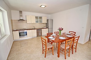 Apartamento (Two Bedroom Apartment with Terrace an) | Cozinha privada | Geladeira