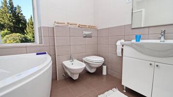 Apartment (Two Bedroom Apartment with Terrace an) | Bathroom | Bathtub, towels