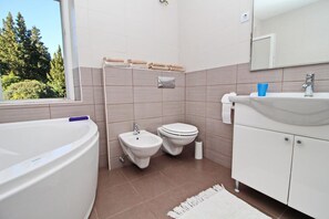 Apartment (Two Bedroom Apartment with Terrace an) | Bathroom | Bathtub, towels