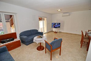 Apartamento (Two Bedroom Apartment with Terrace an) | Sala de estar | TV de tela plana 32 polegadas com canais a cabo