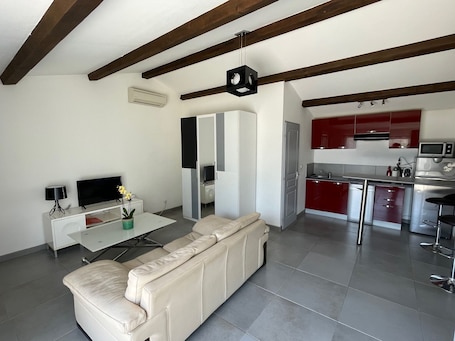Living area. Studio Provençal Avec Terrasse