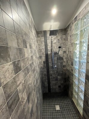 Shower, towels, toilet paper - Studio Provençal Avec Terrasse (Lançon-Provence)