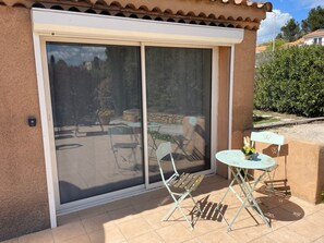 Outdoor dining - Studio Provençal Avec Terrasse (Lançon-Provence)