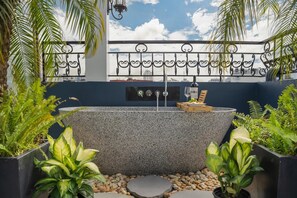 Studio Panoramique, vue ville | Salle de bain | Douche, douche à « effet pluie », articles de toilette gratuits