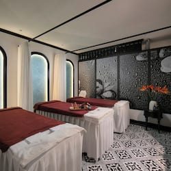 Couples treatment room(s), sauna, hot tub, steam room, body treatments