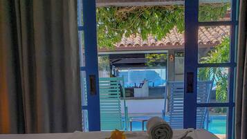 Suíte, vista para a piscina | Cofres nos quartos, individualmente decorados