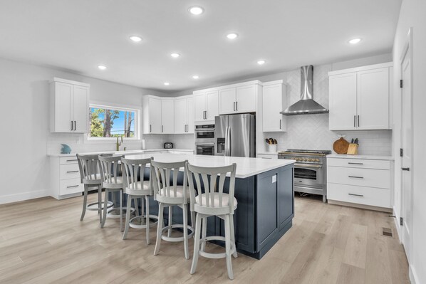 Fridge, microwave, oven, stovetop - Trottin’ To Paradise: Charming, Spacious Rental with Private Pool (Oak Island)