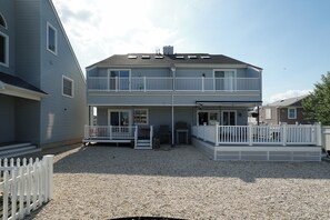 Exterior - Prime location beach stay! Fully updated, just steps to all you need! Sleeps 10+ (Seaside Heights)