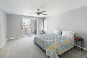 4 bedrooms, free WiFi, bed sheets - Prime location beach stay! Fully updated, just steps to all you need! Sleeps 10+ (Seaside Heights)