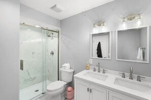 Handtücher, Seife, Shampoo, Toilettenpapier