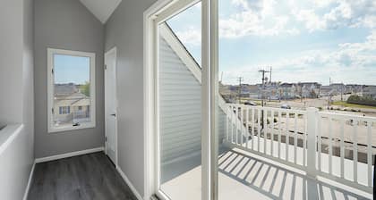 Prime location beach stay! Fully updated, just steps to all you need! Sleeps 10+