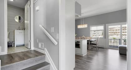 Prime location beach stay! Fully updated, just steps to all you need! Sleeps 10+