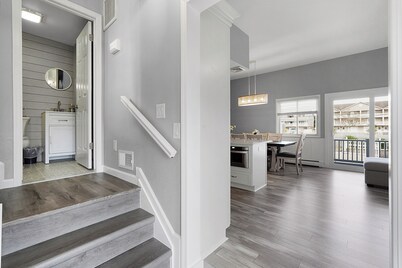 Prime location beach stay! Fully updated, just steps to all you need! Sleeps 10+