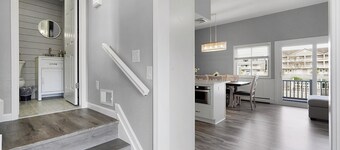 Prime location beach stay! Fully updated, just steps to all you need! Sleeps 10+