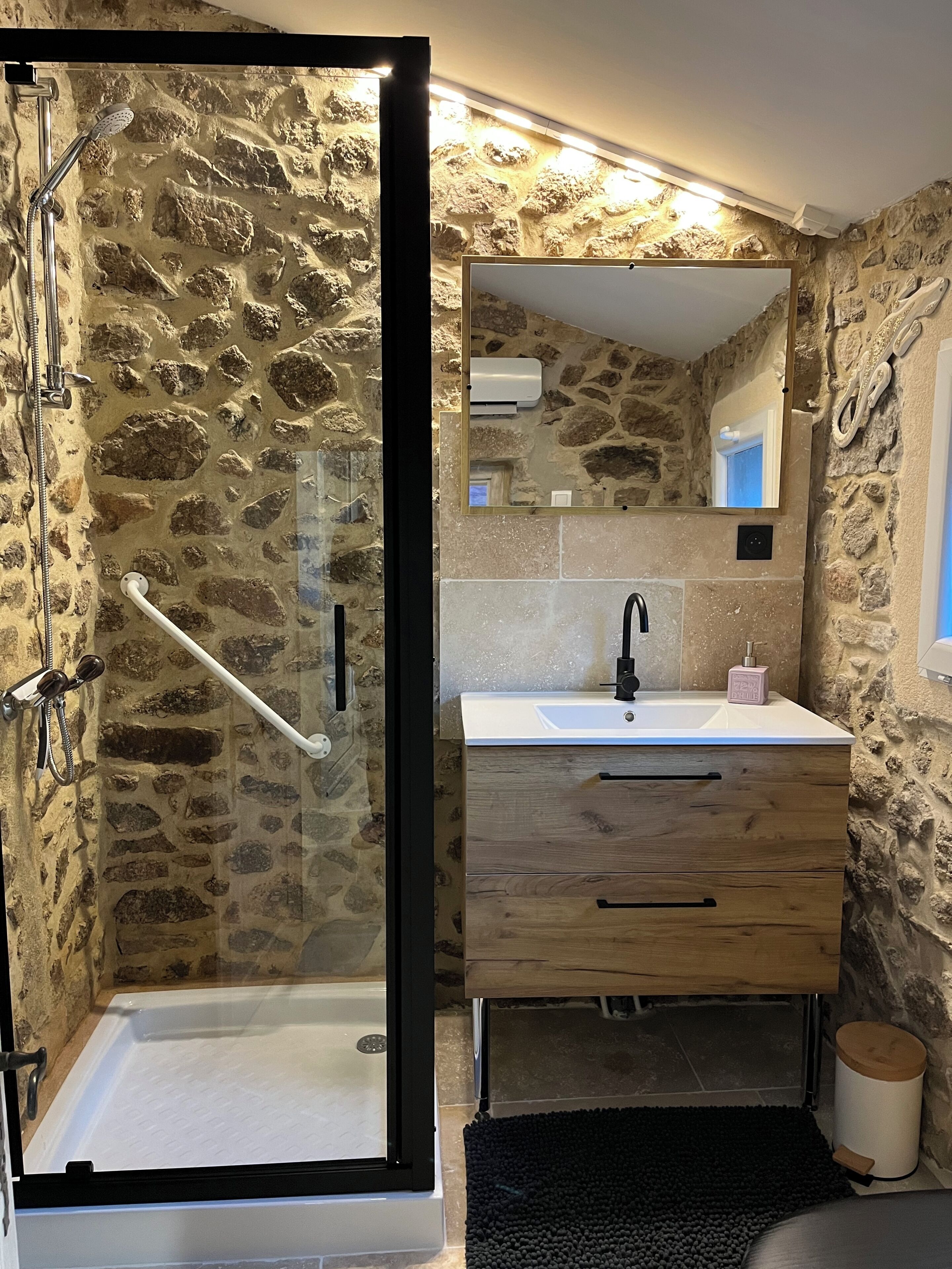 Douche, sèche-cheveux, serviettes fournies, savon