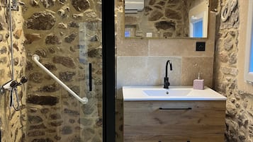 Douche, sĂšche-cheveux, serviettes fournies, savon