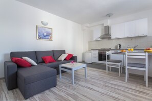 Căn hộ (Apartments Oleander Sea View - One Be) | Phòng khách | TV màn hình phẳng 32-inch có truyền hình cáp 