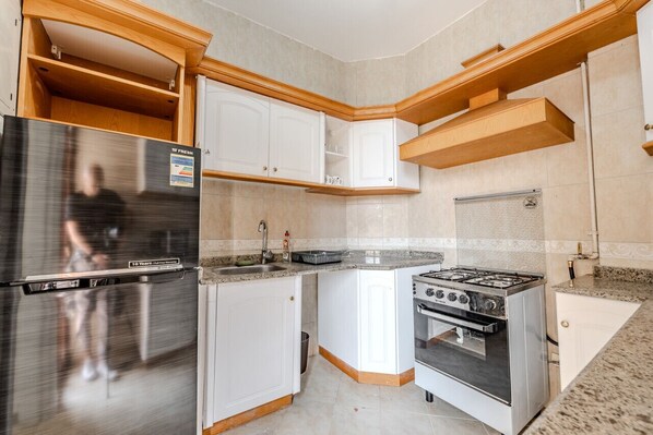 Réfrigérateur, four à micro-ondes, un four, surface de cuisson