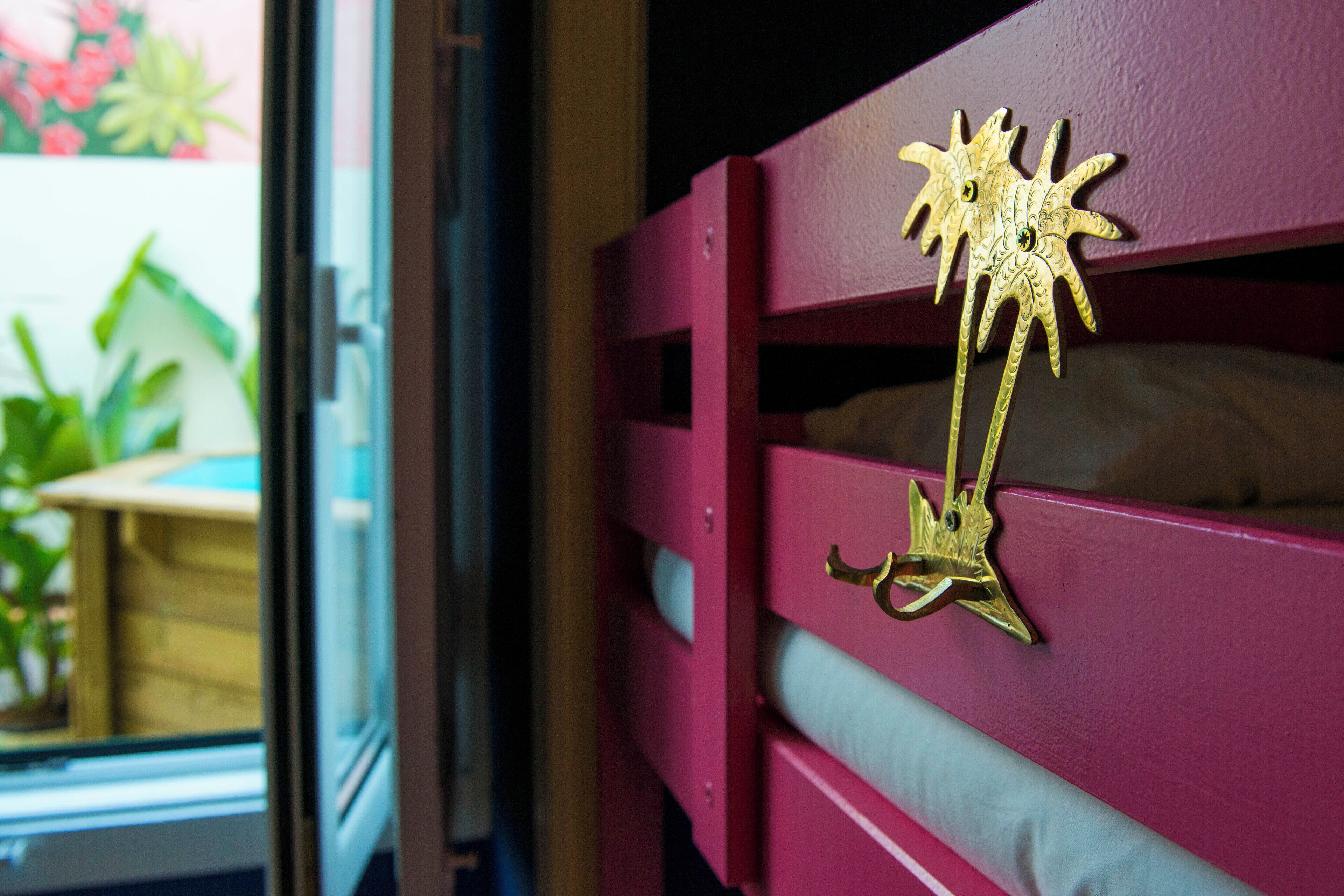 Una cama litera con un cabecero decorativo de metal.