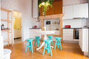 Double Room, Non Smoking, Shared Bathroom | Living area - La Palma Hostel Leiria (Leiria)