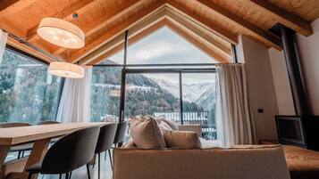 Design-Chalet | Wohnbereich | Flachbildfernseher