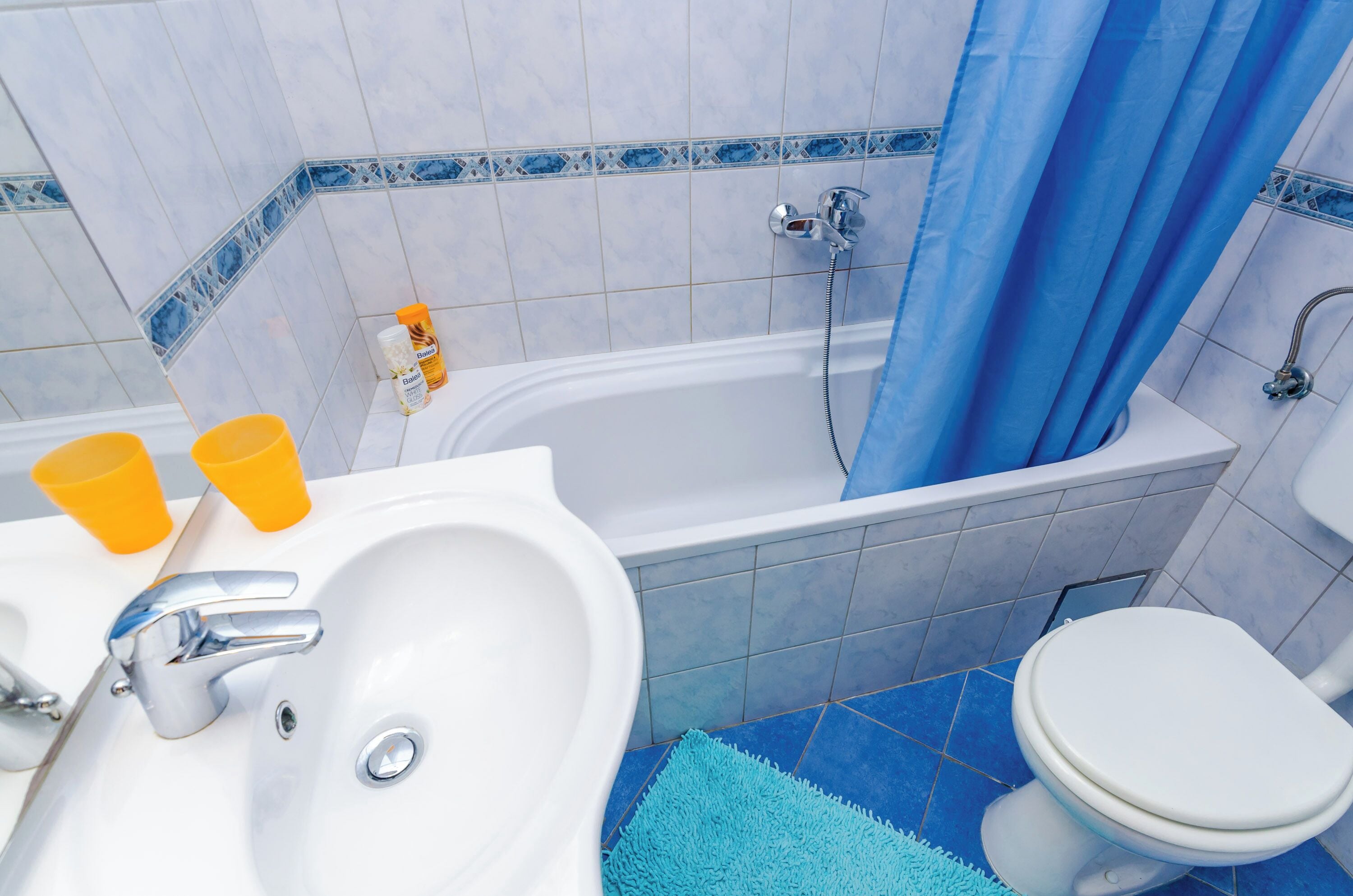 Une salle de bain avec une baignoire, un lavabo et des toilettes.