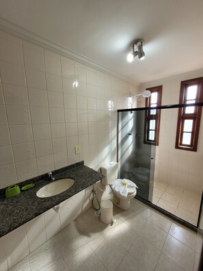 Familienhaus, 3 Schlafzimmer | Badezimmer | Dusche, Handtücher, Seife, Toilettenpapier