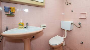 Double Room (Guest House Mrdalo - Double Room 1) | Bathroom | Bathtub, towels