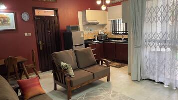 Deluxe Apartment, Non Smoking, Microwave | Private kitchenette | Fridge, microwave, oven, stovetop