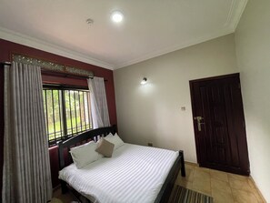 Apartamento luxo, para não fumantes, micro-ondas | Escrivaninha, espaço de trabalho para notebook