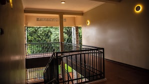 Un interno su più livelli con un balcone che si affaccia sul verde.