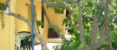 Apartment (Two-Bedroom Apartment with Garden Vie) | Terrace/patio