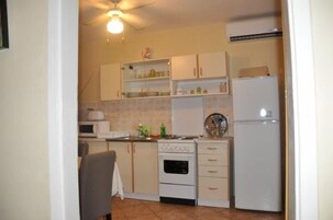 Apartment (Comfort Two-Bedroom Apartment with Ga) | Private kitchen | Fridge