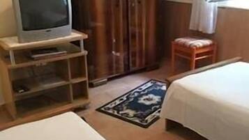 Apartment (Two-Bedroom Apartment with Garden Vie) | 4 bedrooms, free WiFi