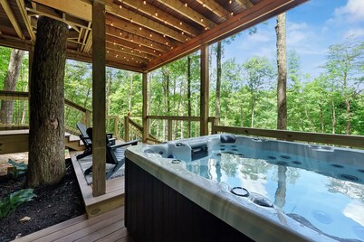 Experience Elevated Living: Upscale Treehouse Cabin in Hocking Hills on 20 acres